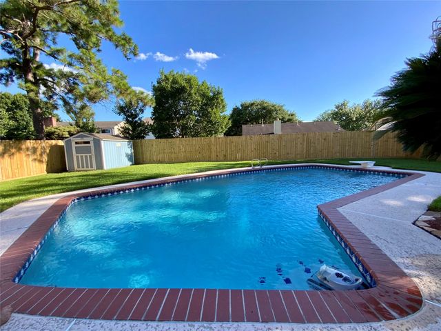 15226 Stradbrook Drive, Houston, TX 77062