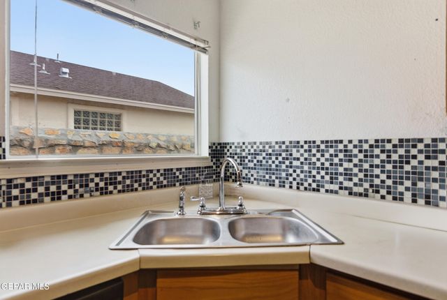 305 De Stefano Lane, Horizon City, TX 79928