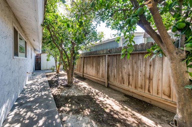 5429 N Pleasant, Fresno, CA 93711