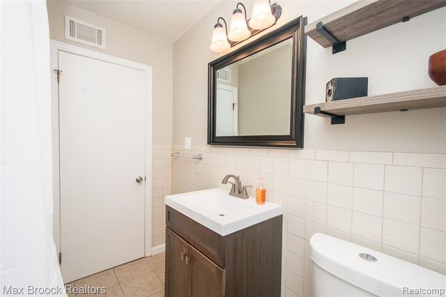 23100 Hoover Avenue, Hazel Park, MI 48030
