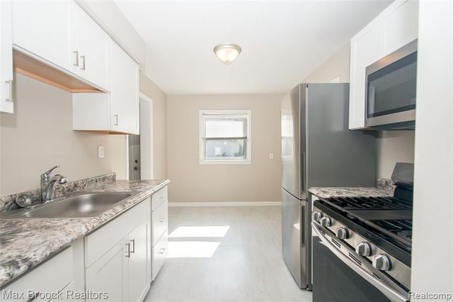 23100 Hoover Avenue, Hazel Park, MI 48030