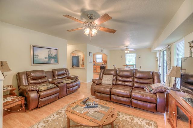 445 Knollwood Creek, Onalaska, TX 77360