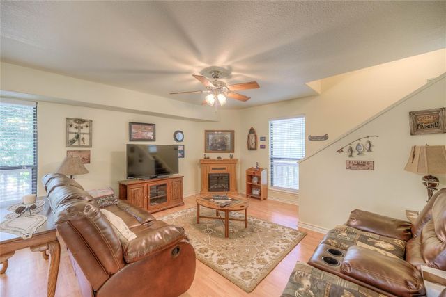 445 Knollwood Creek, Onalaska, TX 77360