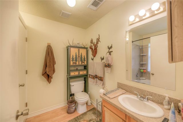 445 Knollwood Creek, Onalaska, TX 77360