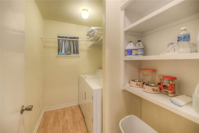 445 Knollwood Creek, Onalaska, TX 77360