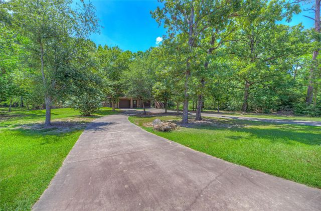 445 Knollwood Creek, Onalaska, TX 77360