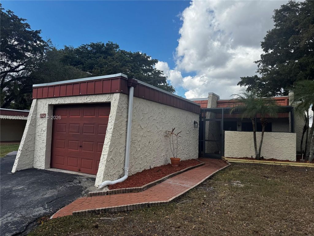 9905 NW 66th St D21, Tamarac, FL 33321