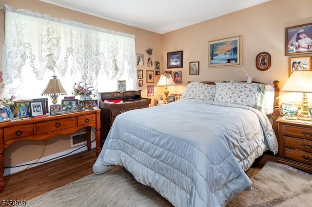 18 Seton Ln, Clifton City, NJ 07013