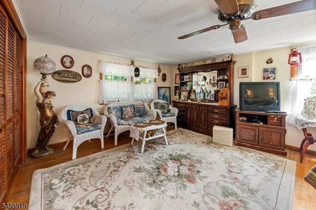 18 Seton Ln, Clifton City, NJ 07013