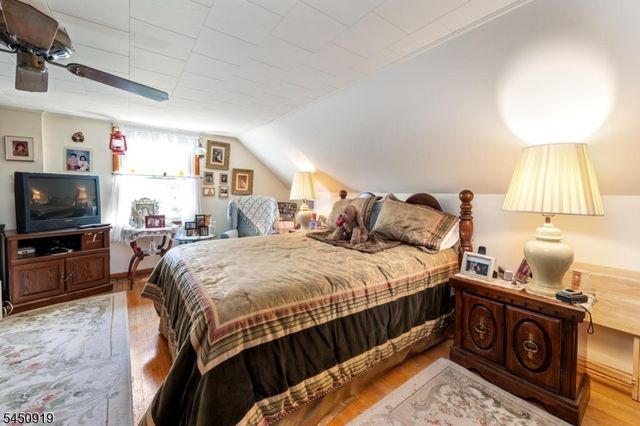18 Seton Ln, Clifton City, NJ 07013
