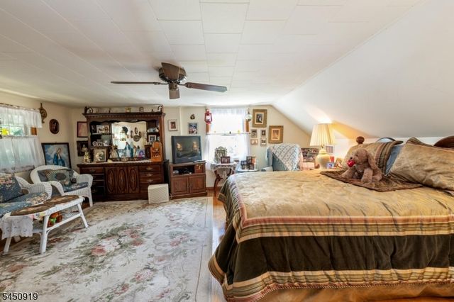 18 Seton Ln, Clifton City, NJ 07013