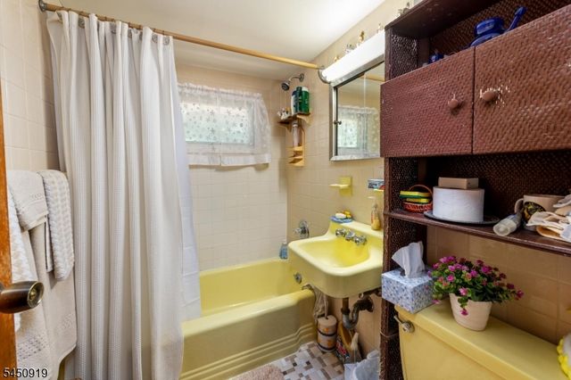 18 Seton Ln, Clifton City, NJ 07013