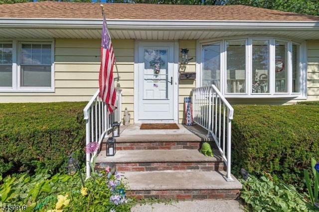 18 Seton Ln, Clifton City, NJ 07013