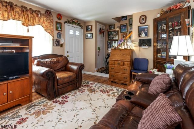 18 Seton Ln, Clifton City, NJ 07013