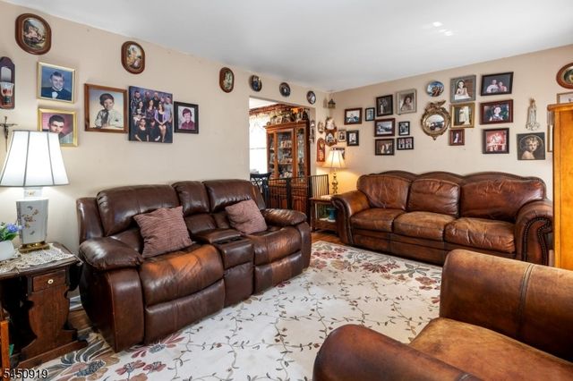 18 Seton Ln, Clifton City, NJ 07013
