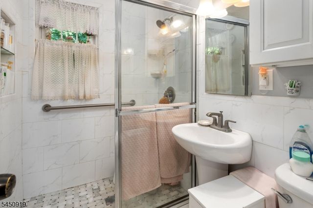 18 Seton Ln, Clifton City, NJ 07013