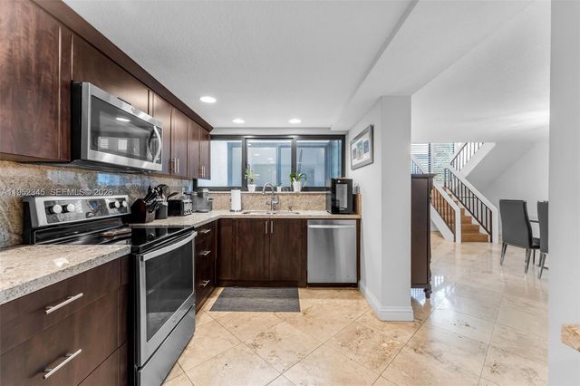 8725 SW 81st Ct, Miami, FL 33143