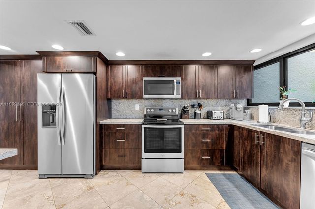 8725 SW 81st Ct, Miami, FL 33143