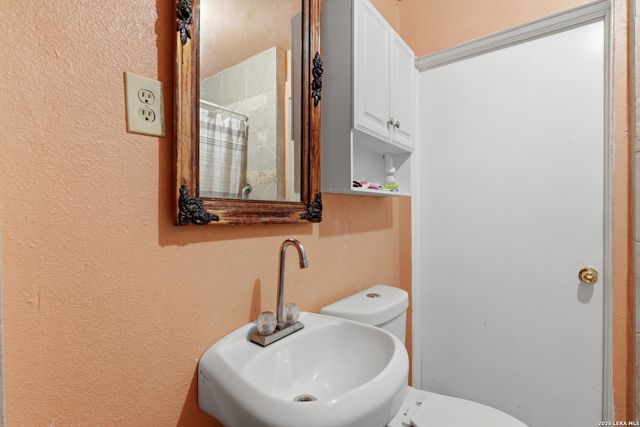 1021 CENTER ST, San Antonio, TX 78202