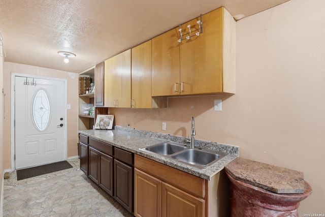 1021 CENTER ST, San Antonio, TX 78202
