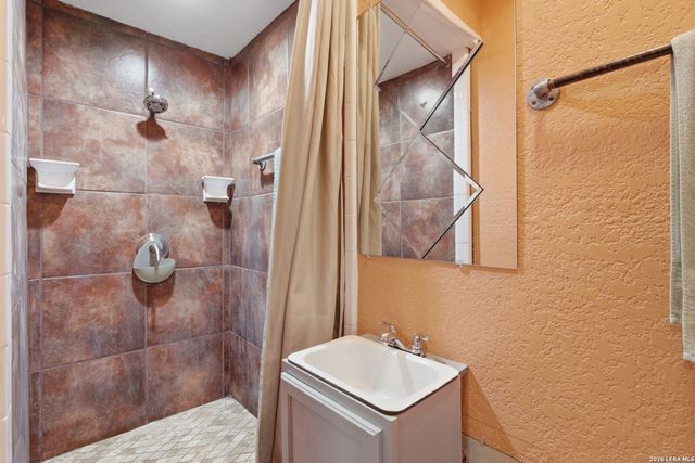 1021 CENTER ST, San Antonio, TX 78202