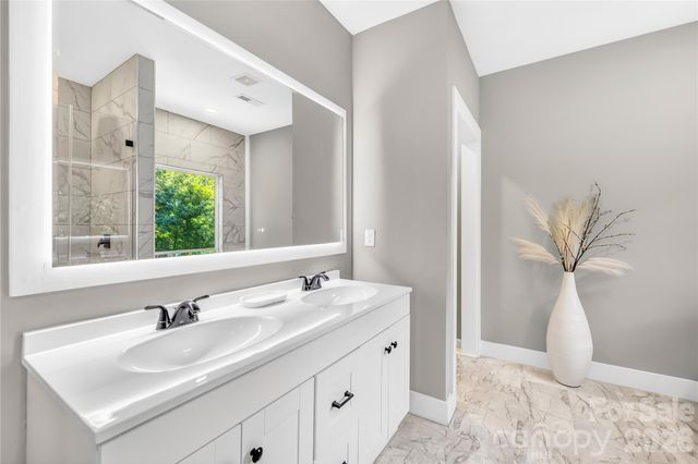 2101 Highland View Lane, Charlotte, NC 28214