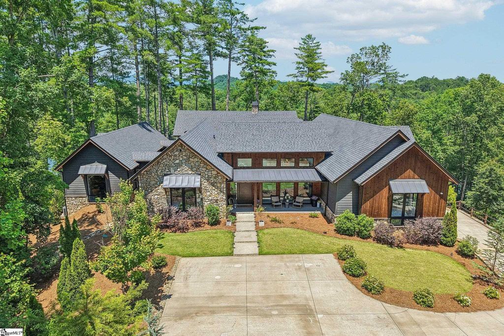 Image 1 of property listing at 810 Lake View Court, Salem, SC 29676