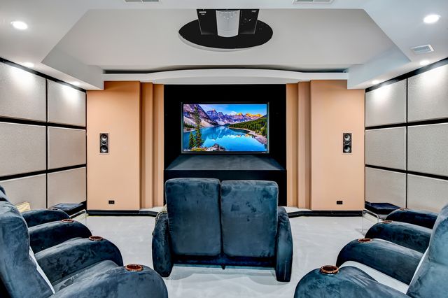 9233 Falling Waters Drive W, Burr Ridge, IL 60527