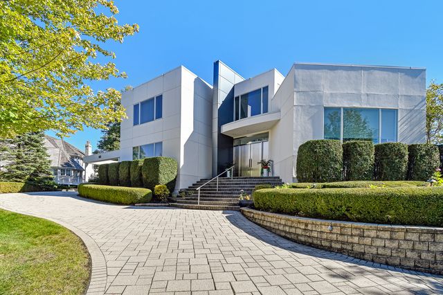 9233 Falling Waters Drive W, Burr Ridge, IL 60527