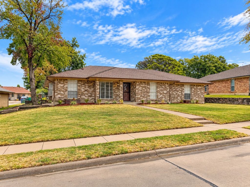 1605 Brighton Drive, Carrollton, TX 75007 — photo 2