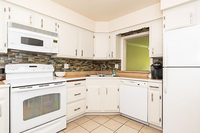 4040 Greenleaf Circle 408, Kalamazoo, MI 49008