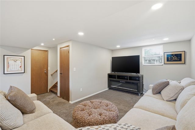 126 Cherry Hill Rd SW, Cedar Rapids, IA 52404