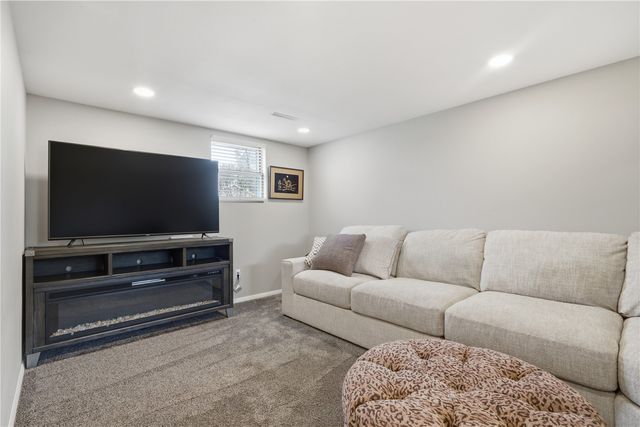 126 Cherry Hill Rd SW, Cedar Rapids, IA 52404