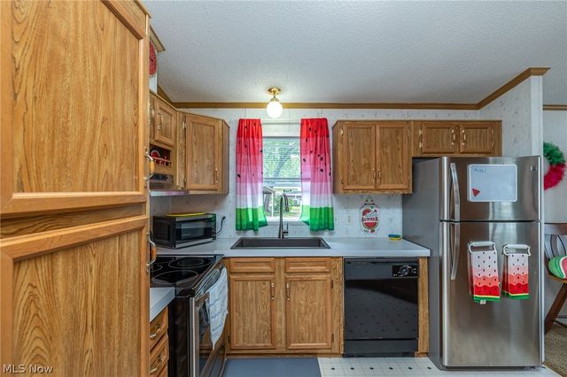 10 Cherry Lane, Olmsted Twp, OH 44138