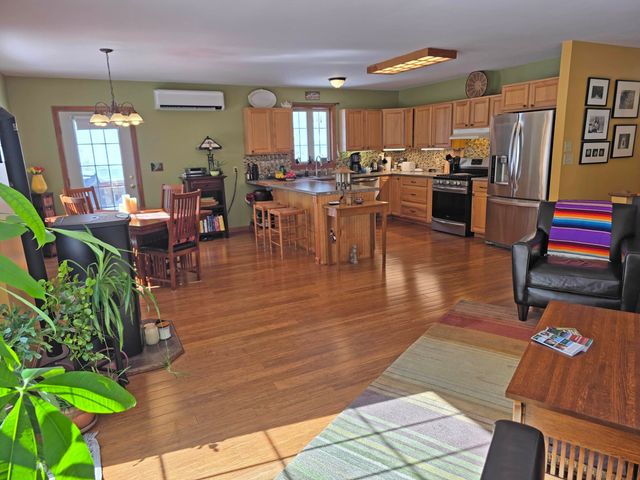 313 South Pine Banks Road, Putney, VT 05346