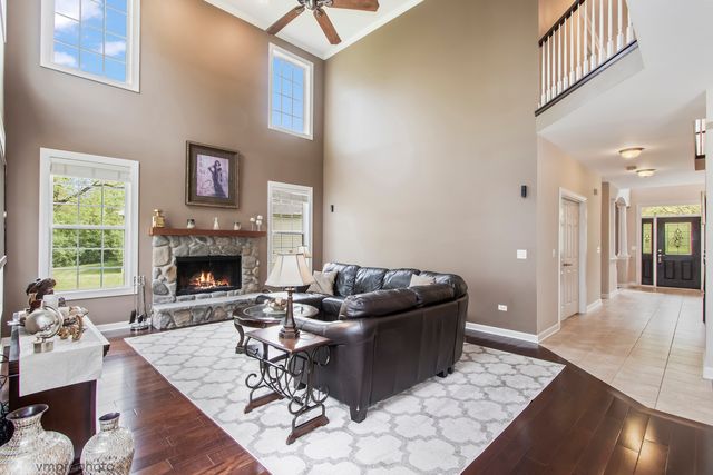 224 Red Oak Court, Island Lake, IL 60042