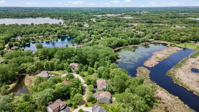224 Red Oak Court, Island Lake, IL 60042