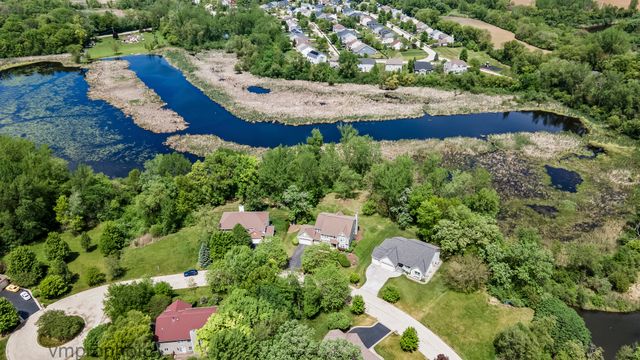 224 Red Oak Court, Island Lake, IL 60042