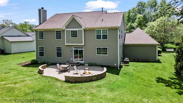 224 Red Oak Court, Island Lake, IL 60042