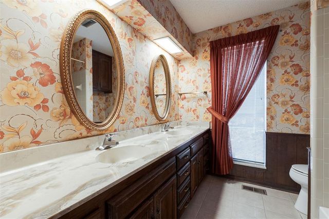 1404 Shalamar, Edmond, OK 73013