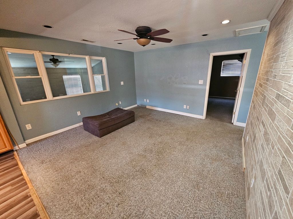 Image 11 of property listing at 1024 Tolle Road, Mt Vernon, IL 62864