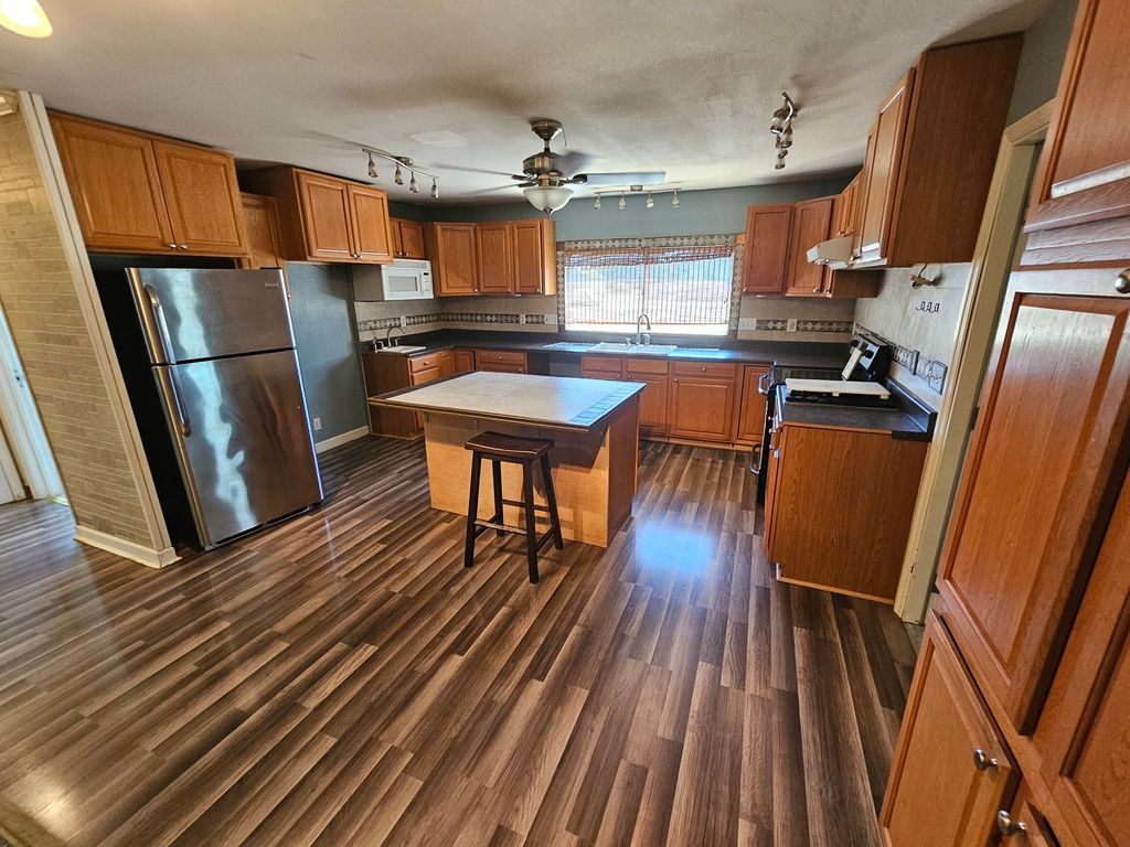 Image 12 of property listing at 1024 Tolle Road, Mt Vernon, IL 62864