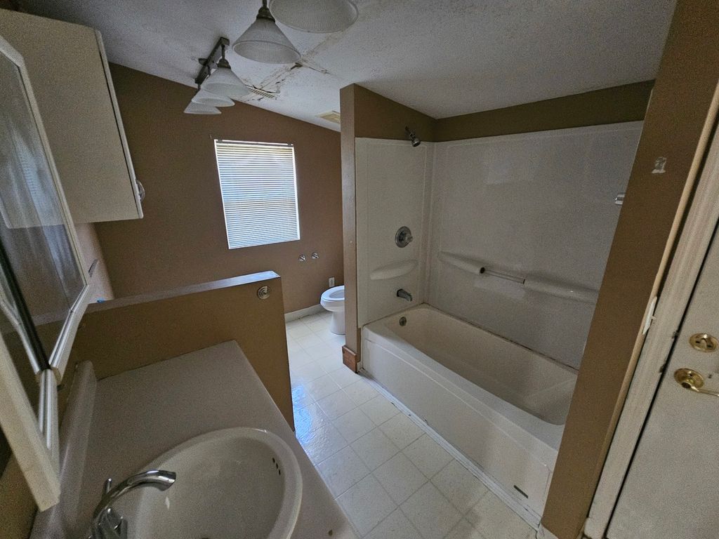 Image 16 of property listing at 1024 Tolle Road, Mt Vernon, IL 62864