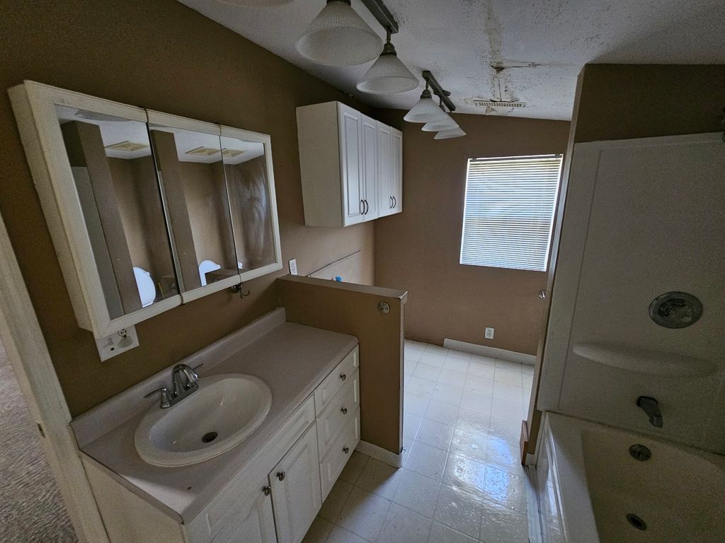 Image 17 of property listing at 1024 Tolle Road, Mt Vernon, IL 62864