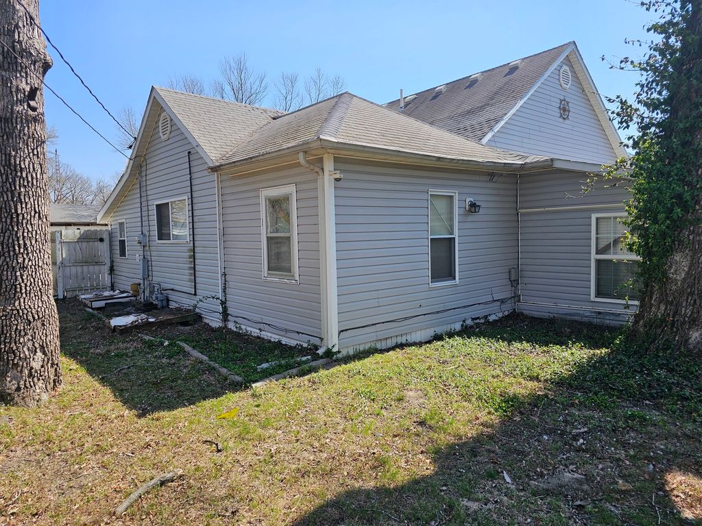 Image 4 of property listing at 1024 Tolle Road, Mt Vernon, IL 62864