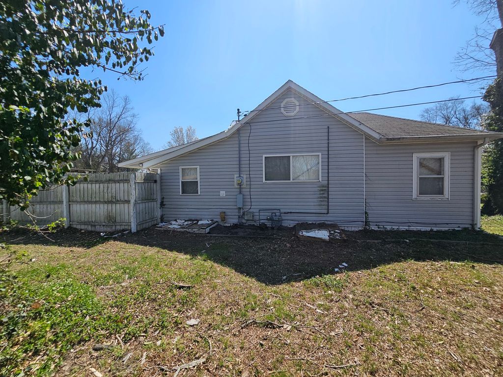 Image 5 of property listing at 1024 Tolle Road, Mt Vernon, IL 62864