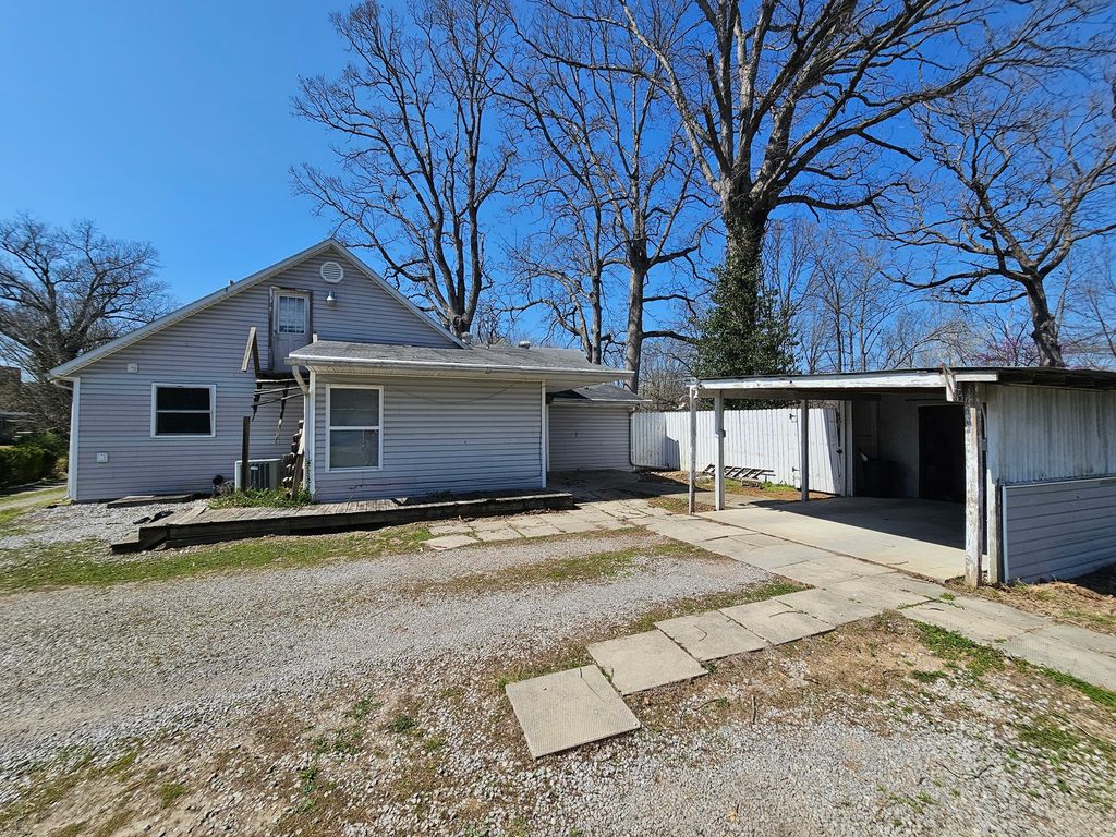Image 7 of property listing at 1024 Tolle Road, Mt Vernon, IL 62864