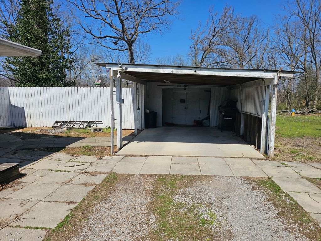 Image 8 of property listing at 1024 Tolle Road, Mt Vernon, IL 62864