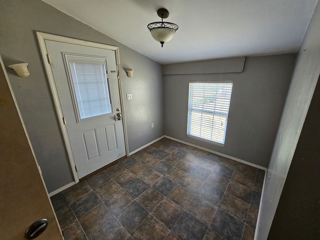 Image 9 of property listing at 1024 Tolle Road, Mt Vernon, IL 62864