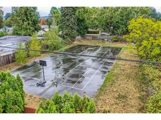 15590 E BURNSIDE St, Portland, OR 97233